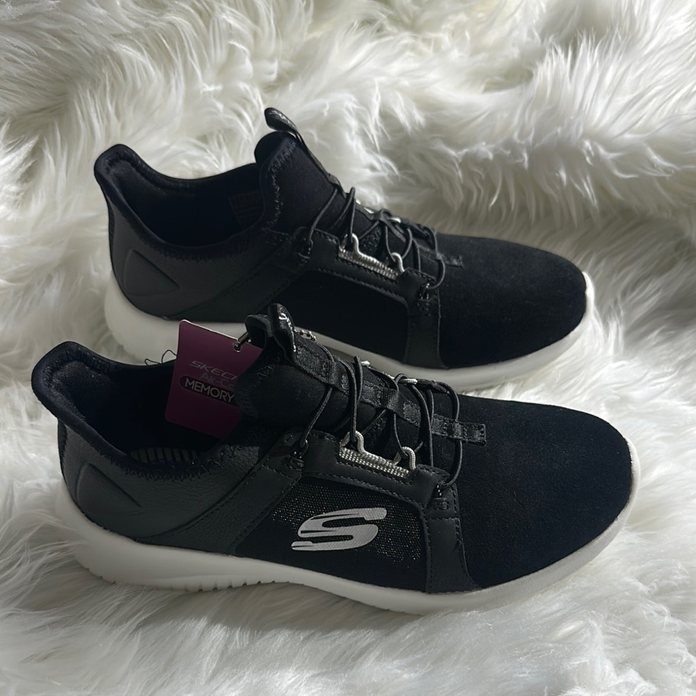 Skechers Ultra Flex Free Spirit Women’s Shoes Sz 7 Black/White/Silver Color